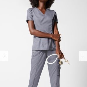 Jannuu scrub set in graphite M/L